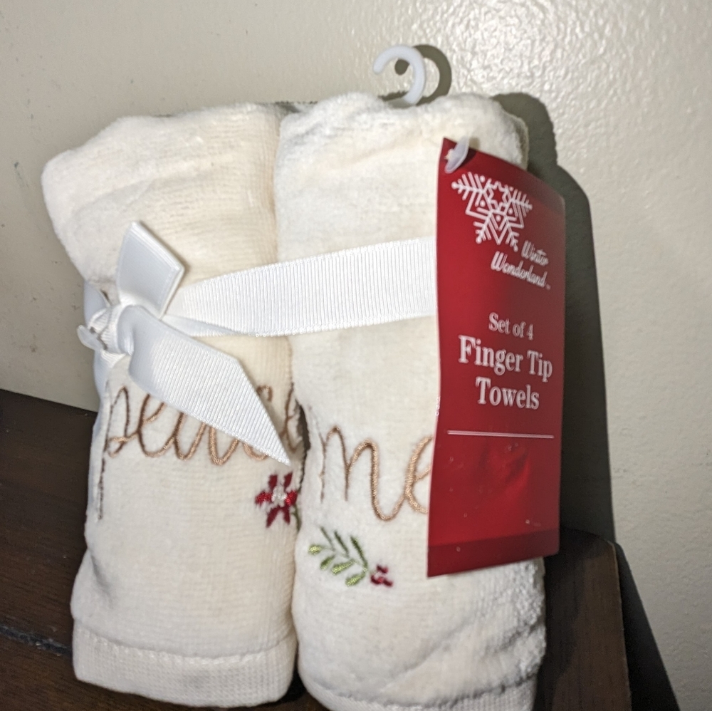 Set of 4 Winter Wonderland finger tips towels